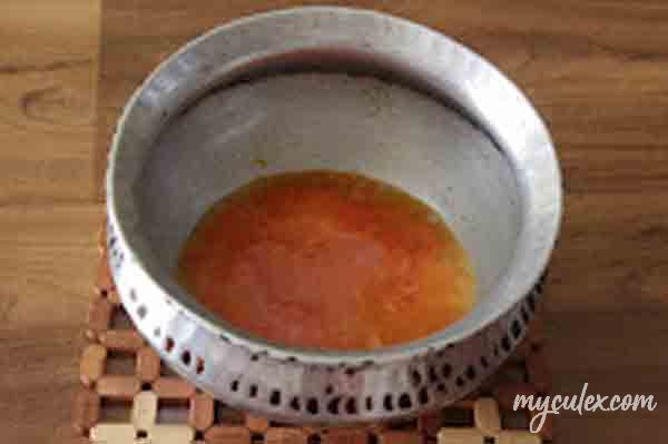 2. Sauté garlic. Add tomato-chili puree & other spices. Sauté.