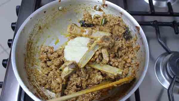 8 Add garlic paste and bhuno