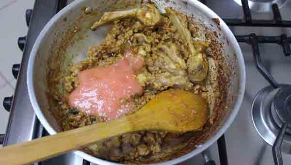 9 Add tomato puree and bhuno