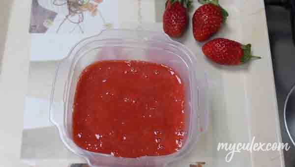 12.Blend to get smooth strawberry sauce.