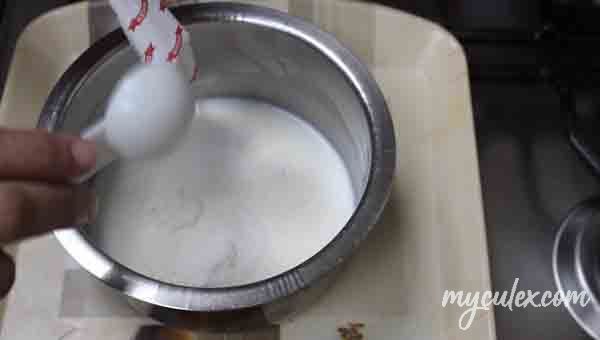 4. In meanwhile dissolve gelling powder in 200 ml milk