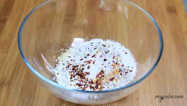 1 combine maize flour, refined flour, salt, turmeric powder, chili flakes.
