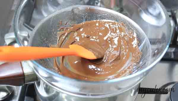 5. Chocolate melts with the heat. Put off the flame.