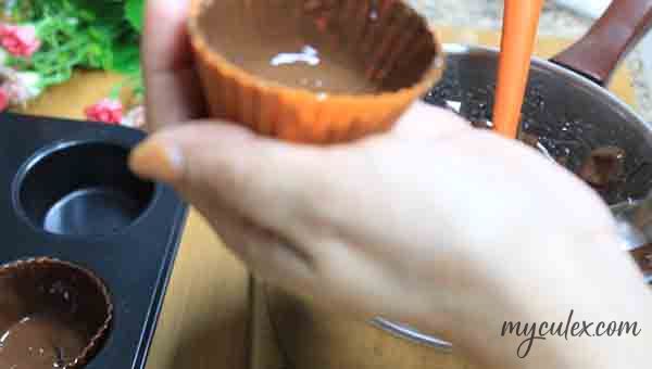 6. Coat silicon cups with melted chocolate.