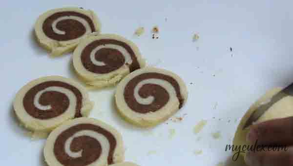 18. Chocolate vanilla pinwheel cookies Cut into discs.