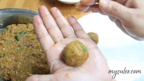 8. With wet hands make kofta balls from walnut sized portions of keema