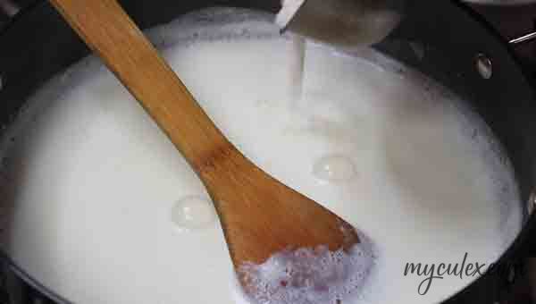 4. Add rice paste to milk. Stir constantly.