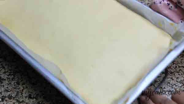 10. Bake Swiss roll at 160° C in a preheated oven for 12-15 minutes.