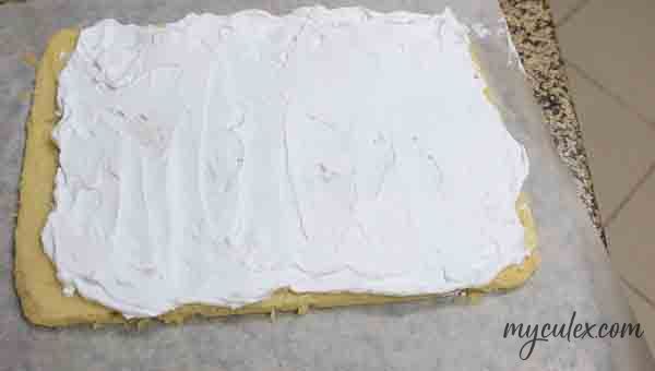 14. Spread the whipped cream on the cake sheet