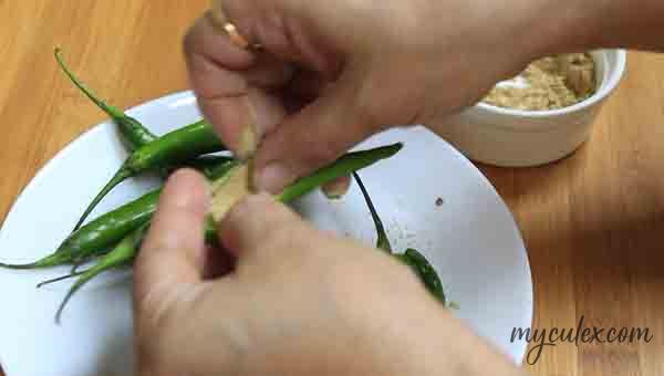 3. Fill the mixture in the mirchi.