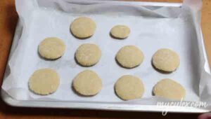 5. Shape coconut cookies.