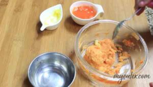 5. Add carrot puree to second portion and smoothen it.